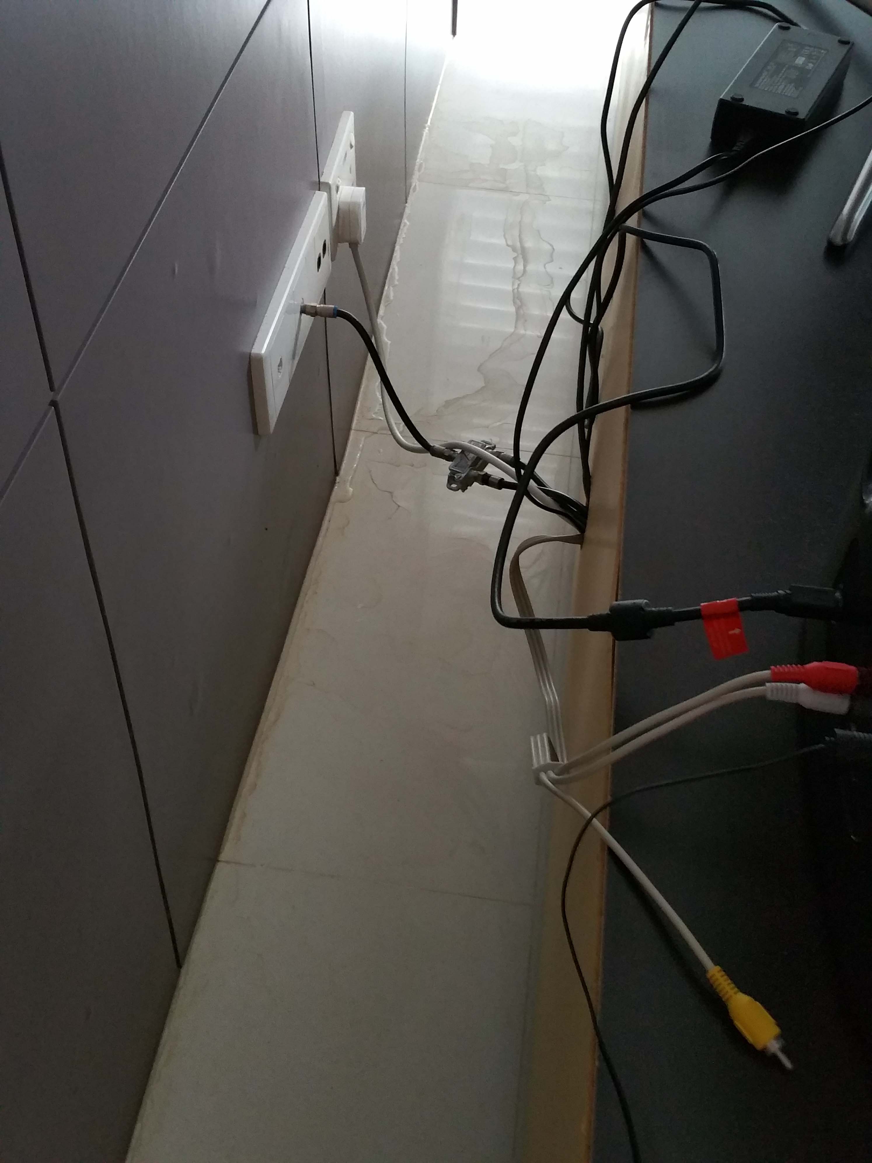 14. wall embedded basin drain pipe leak. water exit into living hall..jpg